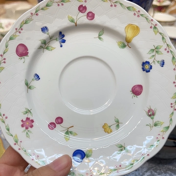 瓷片咖啡杯里的咖啡是我亲戚朋友