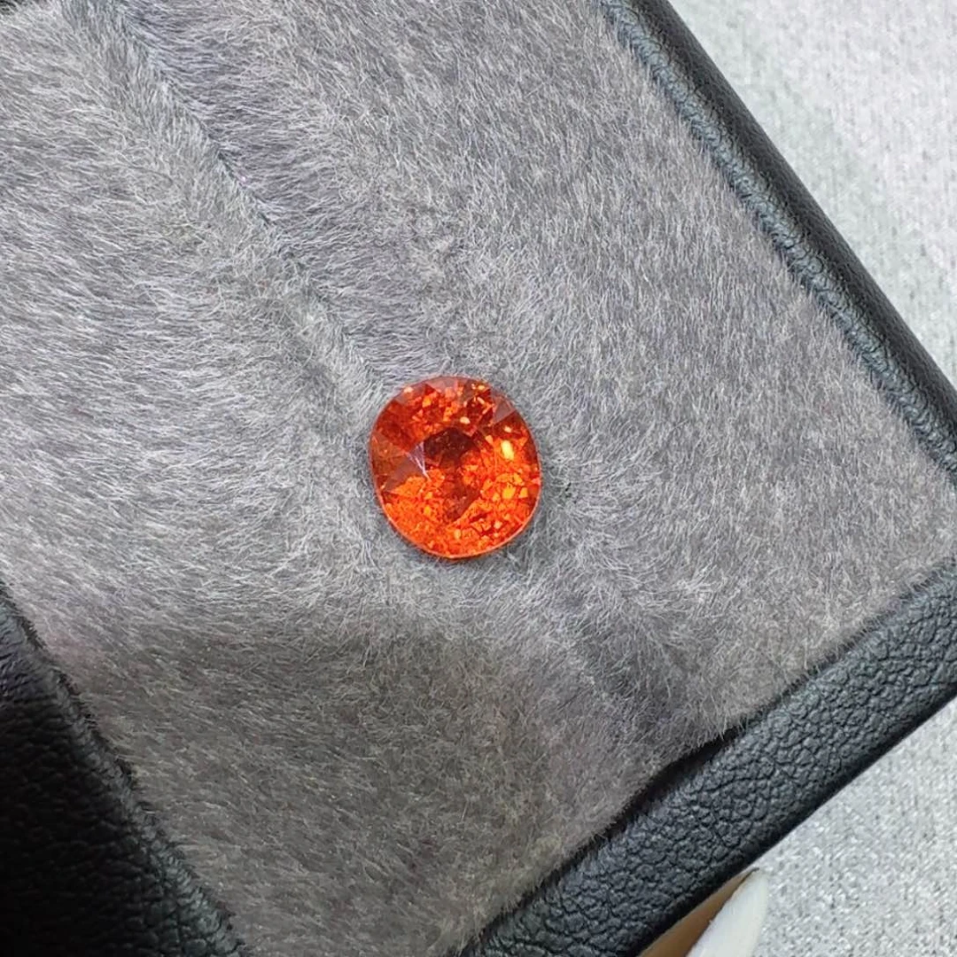 未镶嵌石榴石（芬达石）裸石2.855克拉一粒