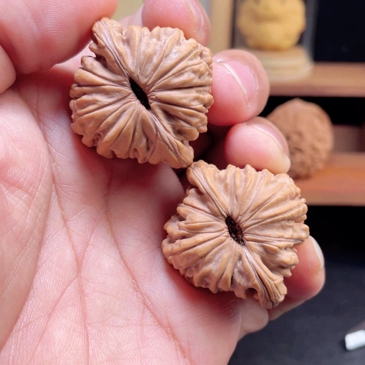 文玩核桃把件汉高楼（微瑕）