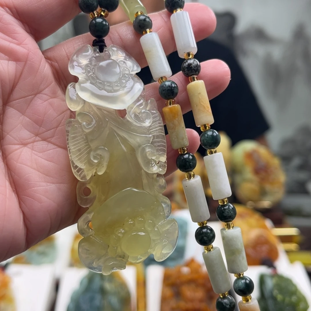 岫玉未镶嵌颈饰挂件