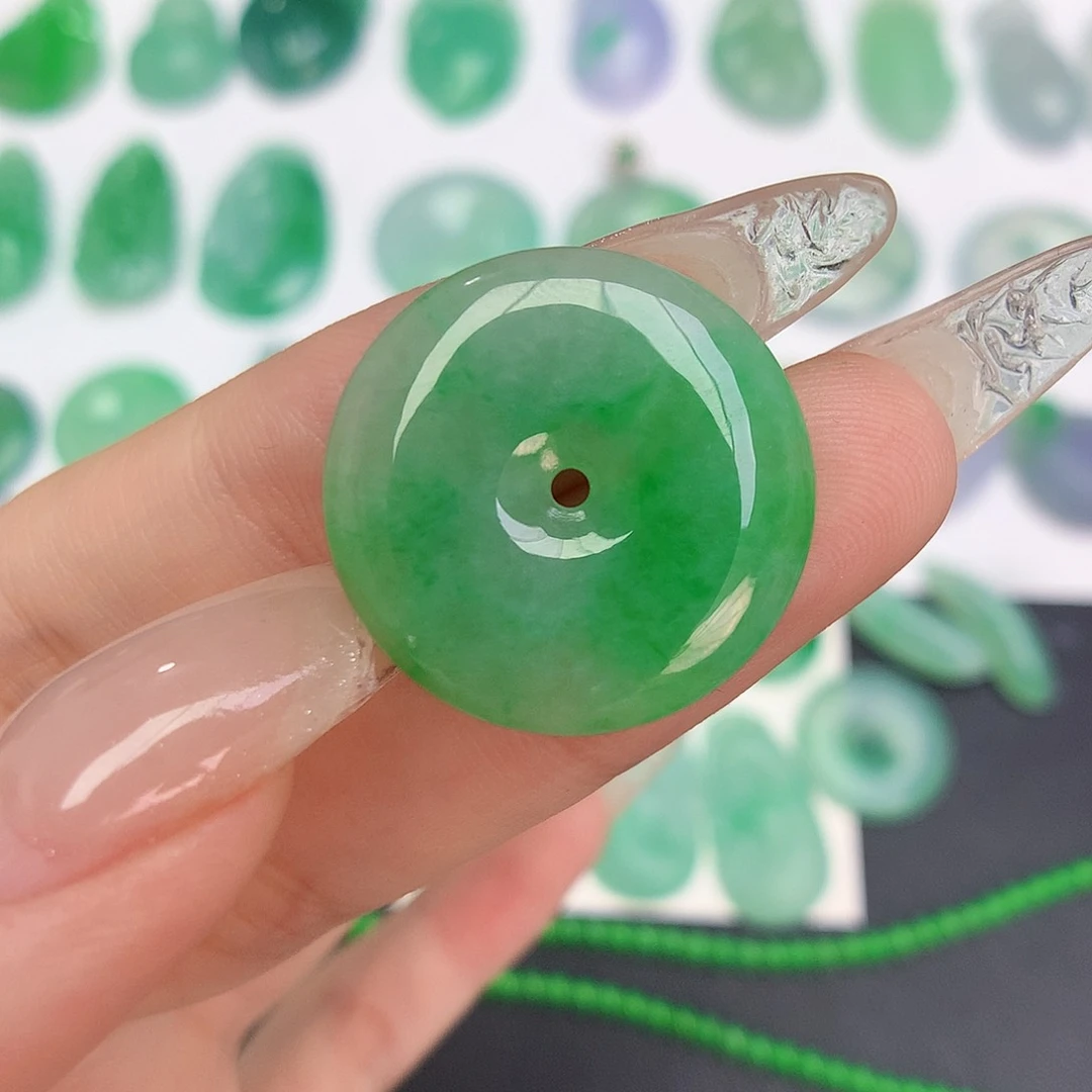 翡翠未镶嵌颈饰平安扣