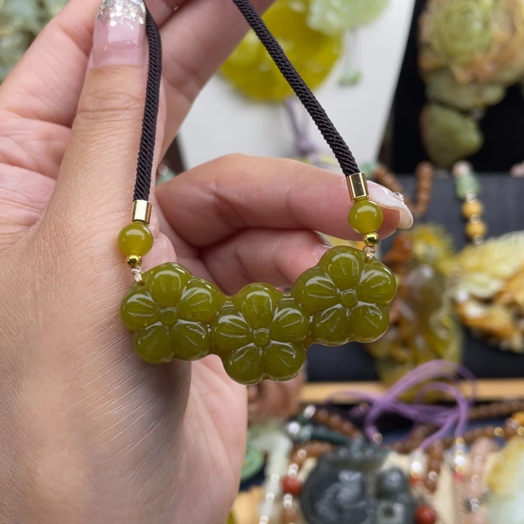 蛇纹石玉未镶嵌颈饰