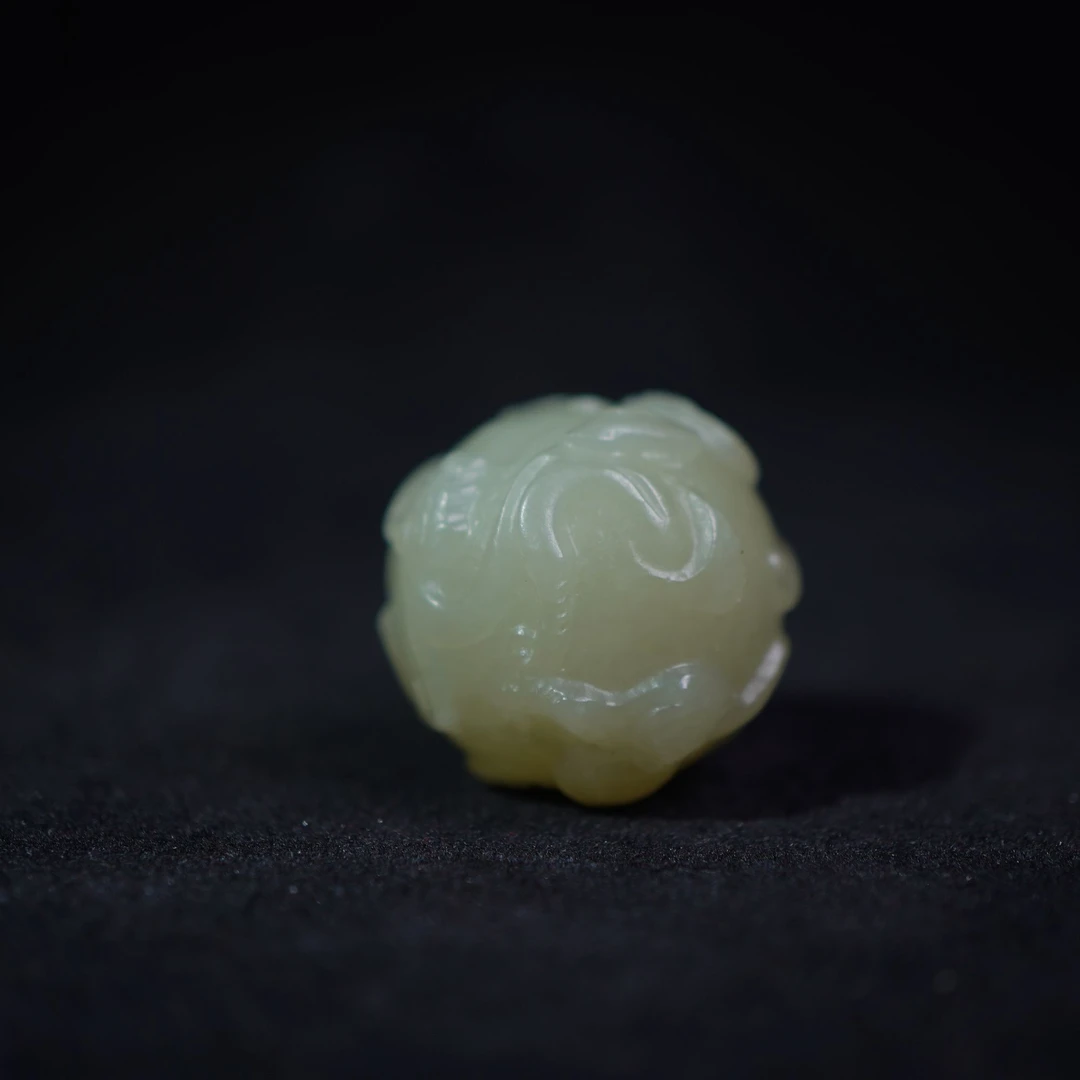 38F211  清 和田玉龙纹单珠
