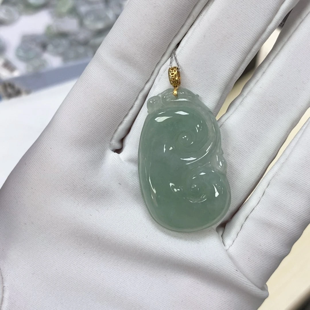 翡翠颈饰18K金镶嵌如意