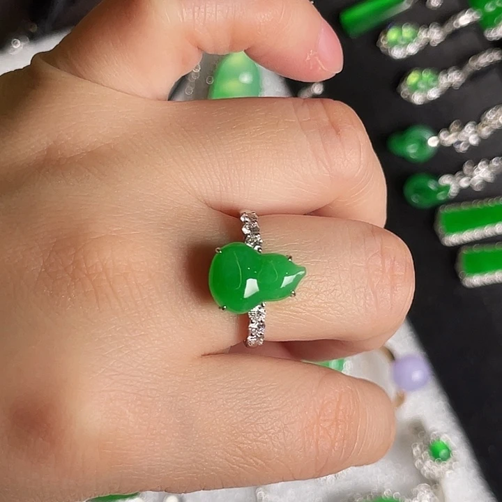 翡翠18K金镶嵌颈饰戒指