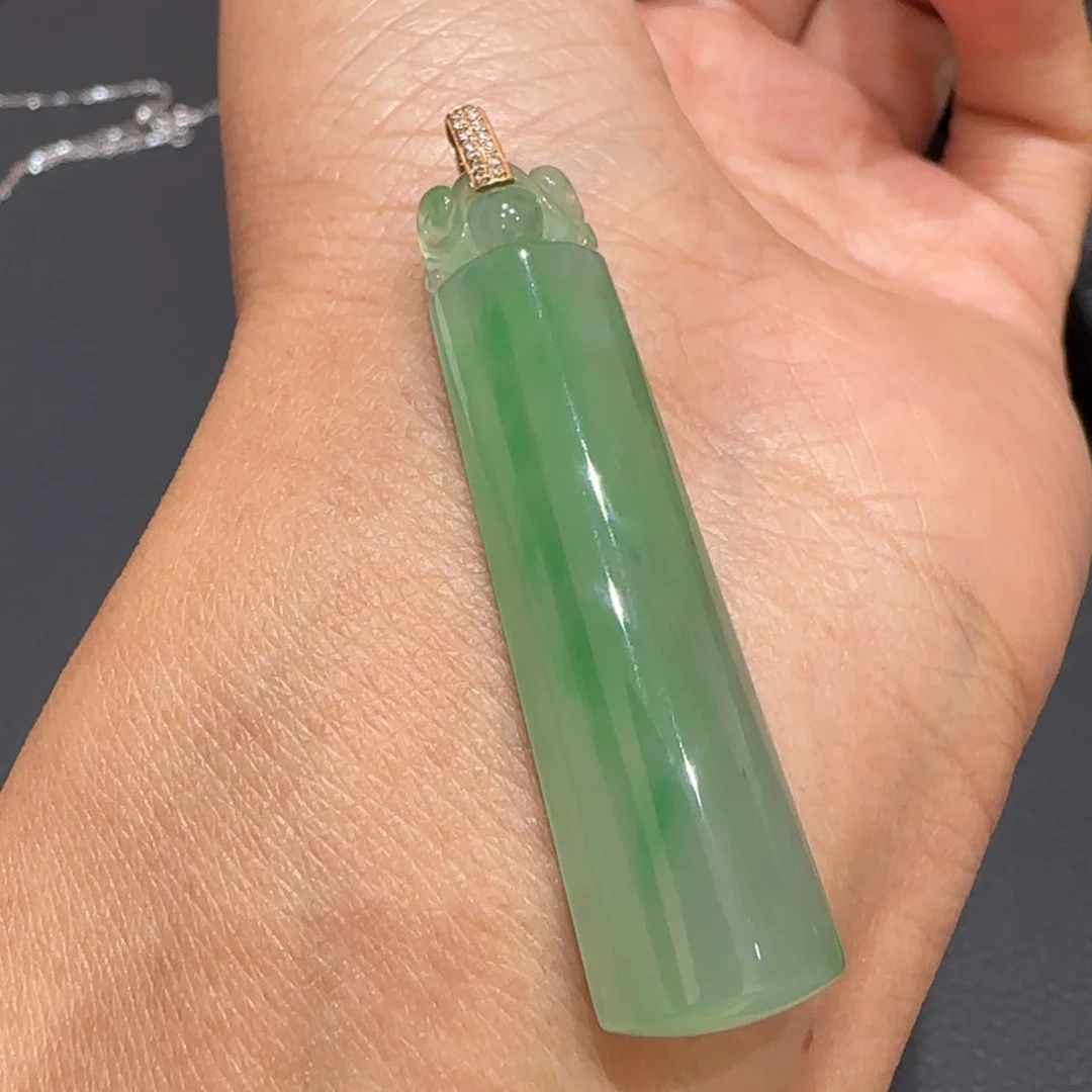 翡翠颈饰18K金镶嵌无事牌