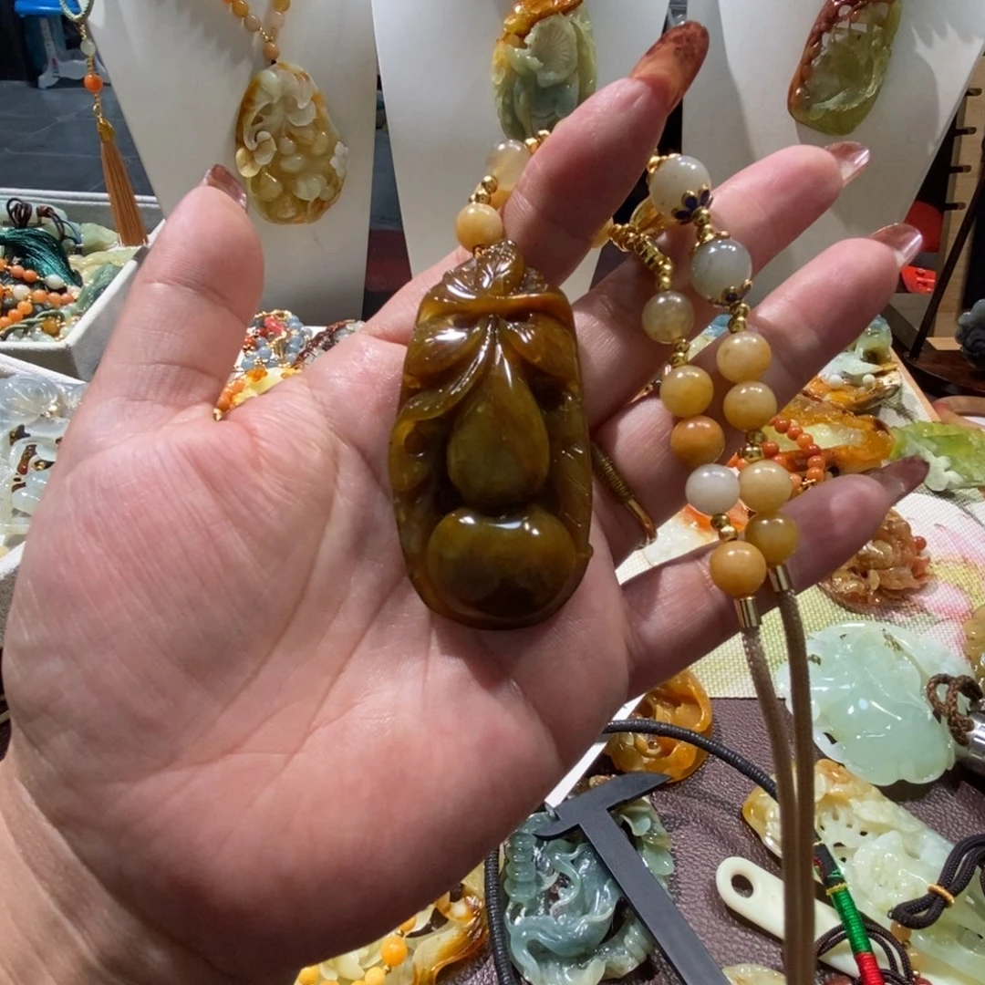 蛇纹石玉未镶嵌颈饰