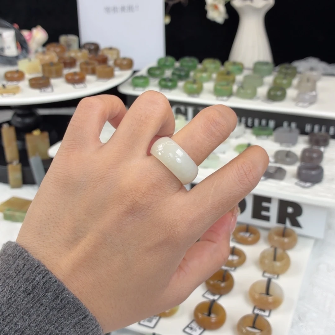 和田玉（糖玉）未镶嵌戒指Q42糖白轮胎17.4不退换