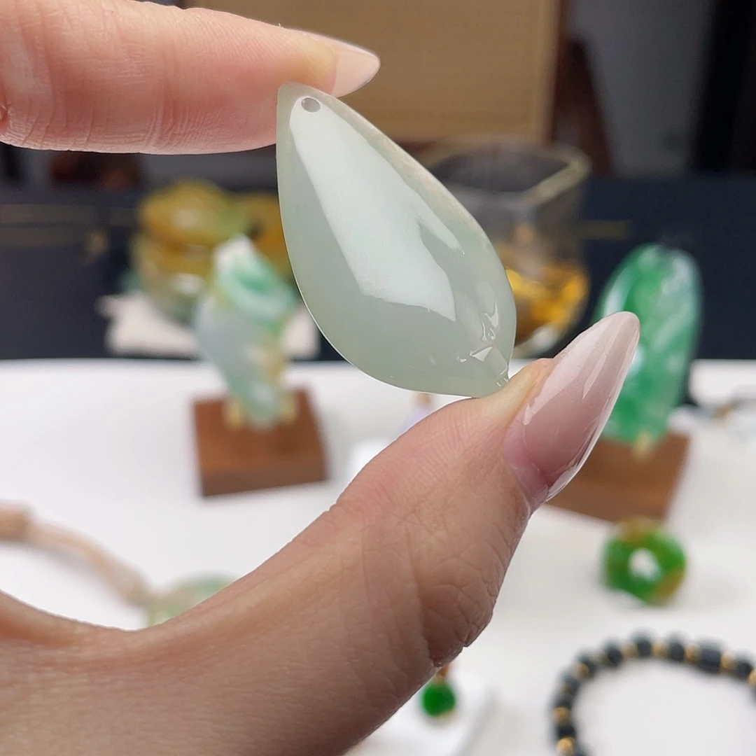 翡翠未镶嵌颈饰福到