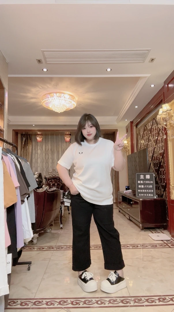 多禧家-大码刺绣笑脸圆领短袖宽松遮肉洋气