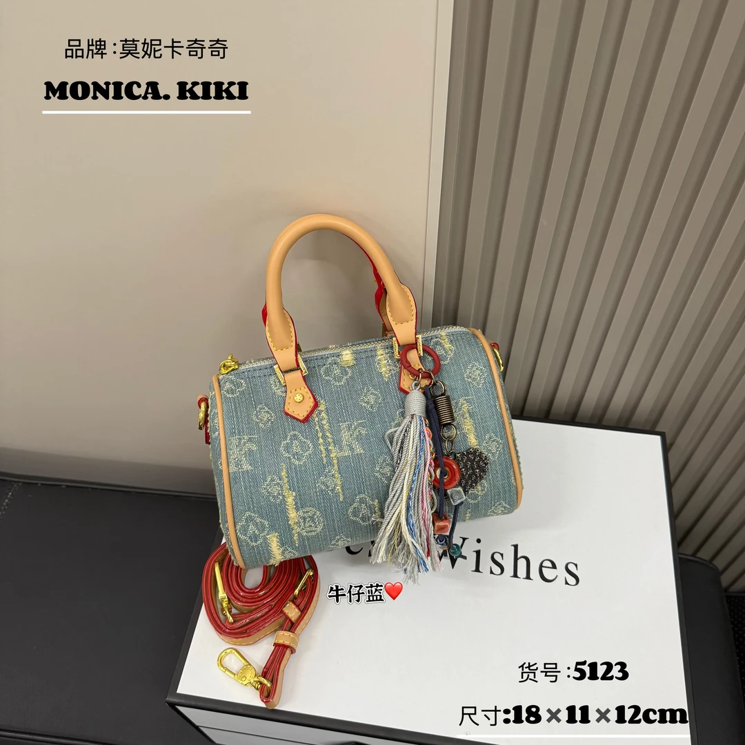 MONICA KIKI/莫妮卡奇奇牛仔系波士顿枕头女士斜挎包牛仔蓝时尚