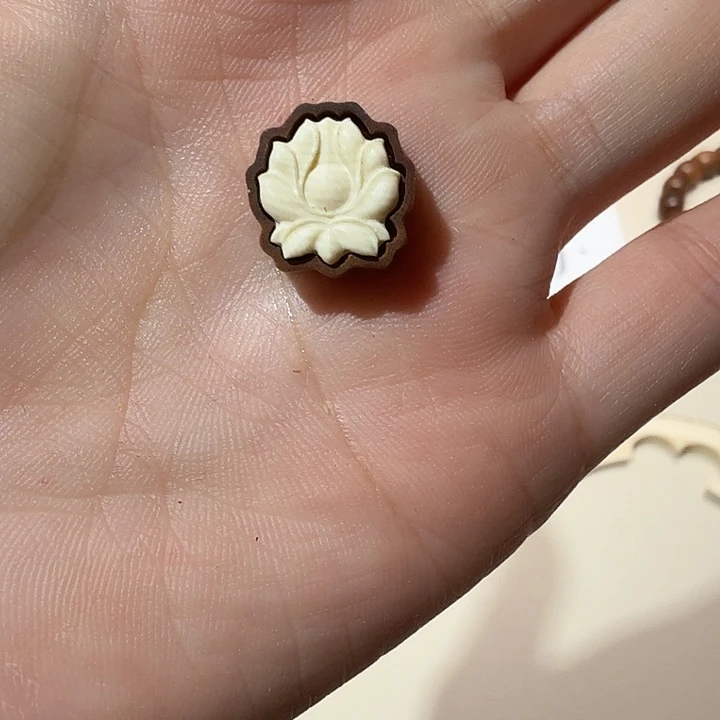 檀香木印度迈索尔老山檀香纯手工镶嵌牙莲花配饰
