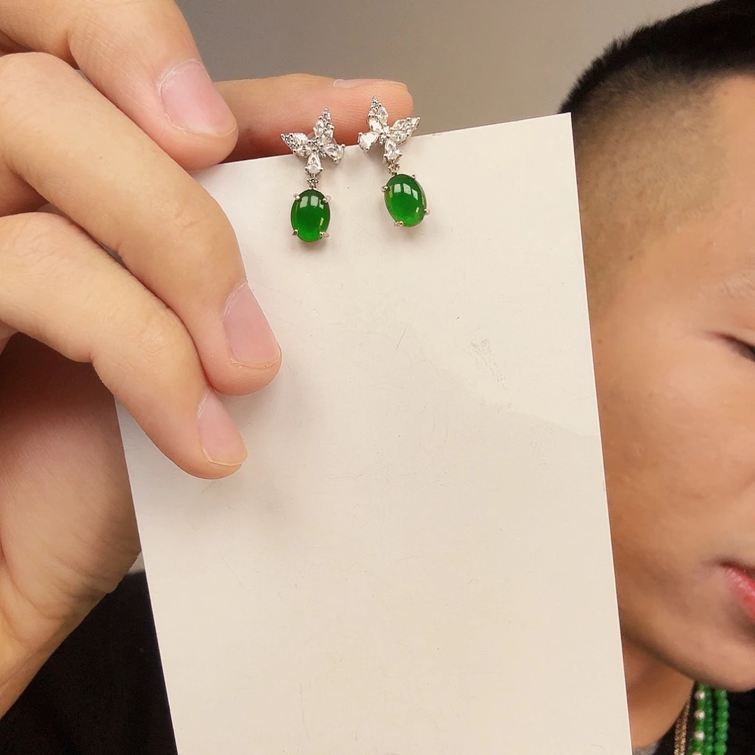 翡翠未镶嵌颈饰一对