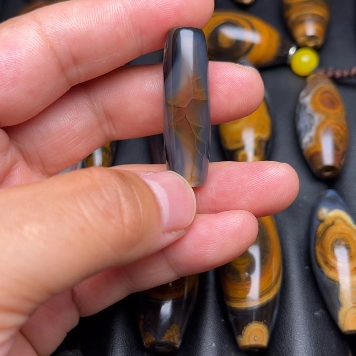 大***磊石英质玉未镶嵌颈饰