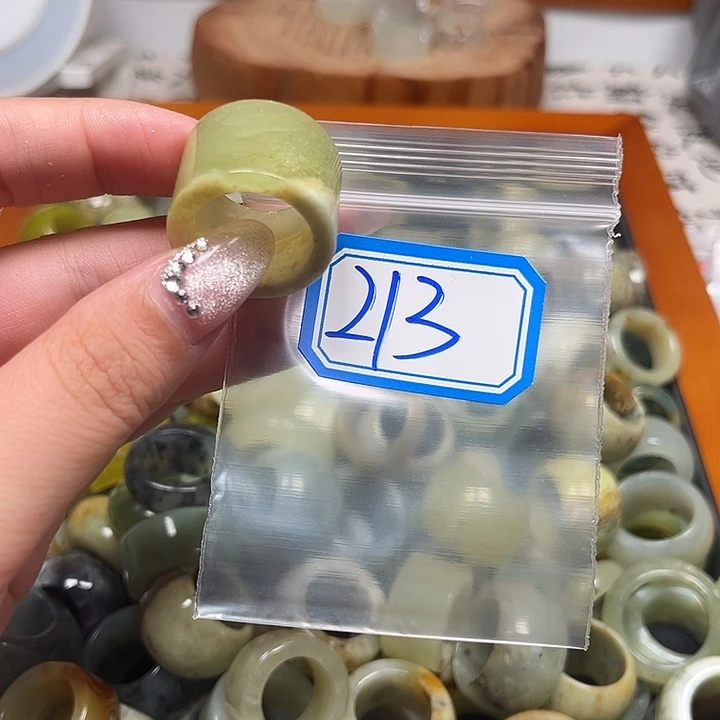 李***儿蛇纹石玉未镶嵌戒指