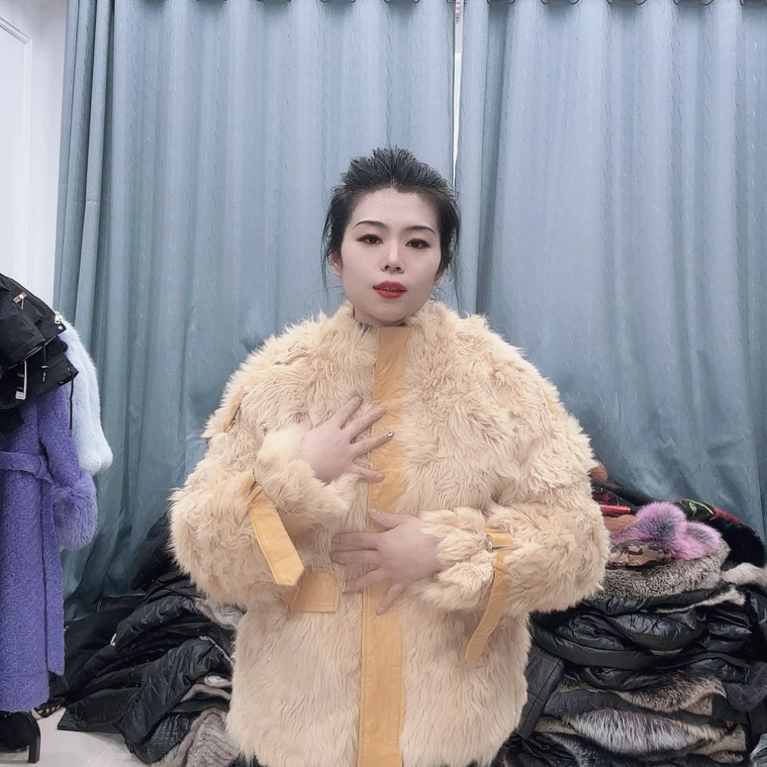 皮草搭配黑色西装