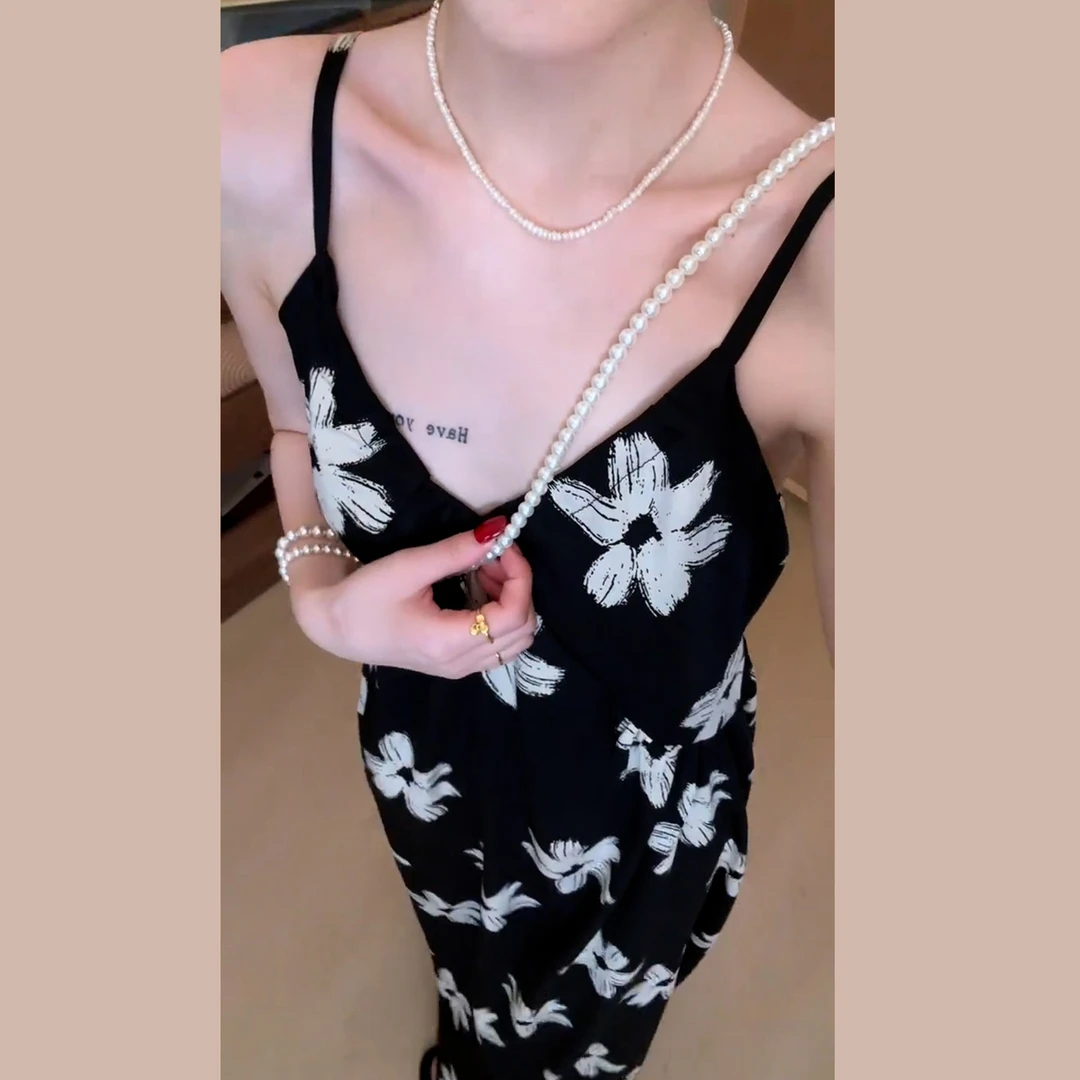 黑色碎花吊带连衣裙子女夏季2025新款气质海边度假巨好看法式长裙