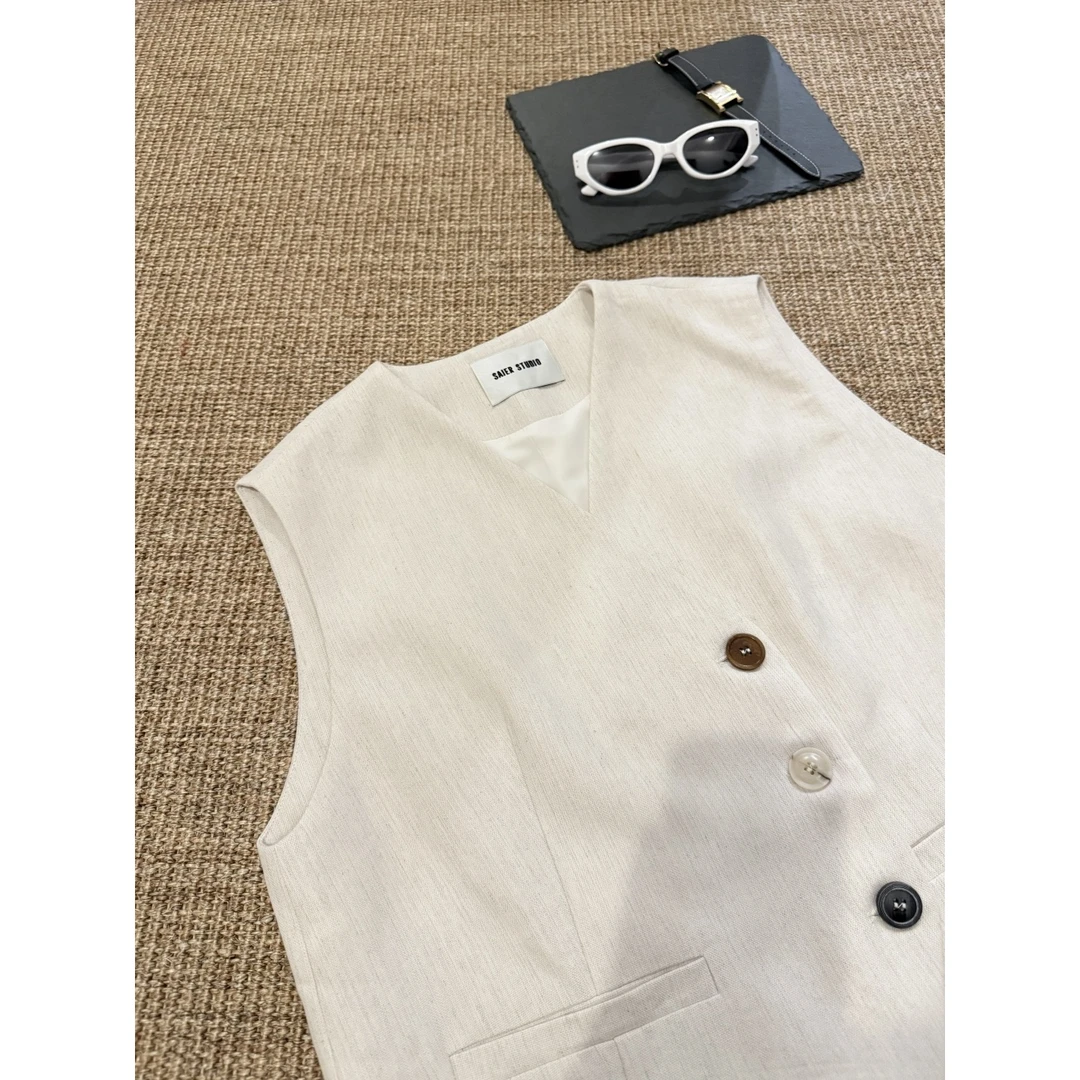 设计师极简黑白扣马甲