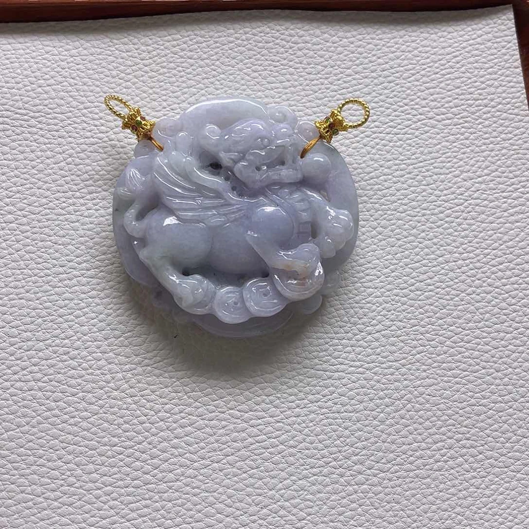 翡翠未镶嵌颈饰麒麟圆牌