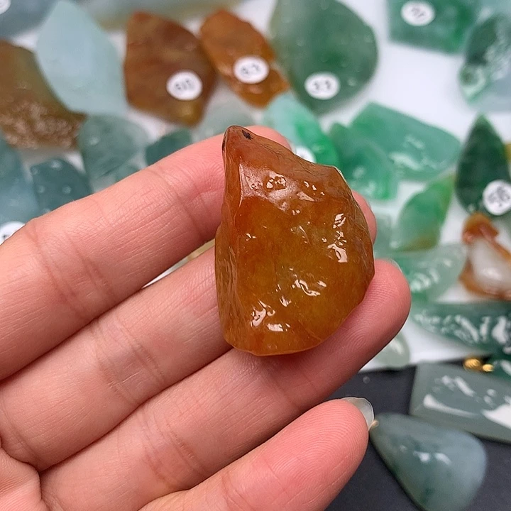 那***人翡翠未镶嵌颈饰随型