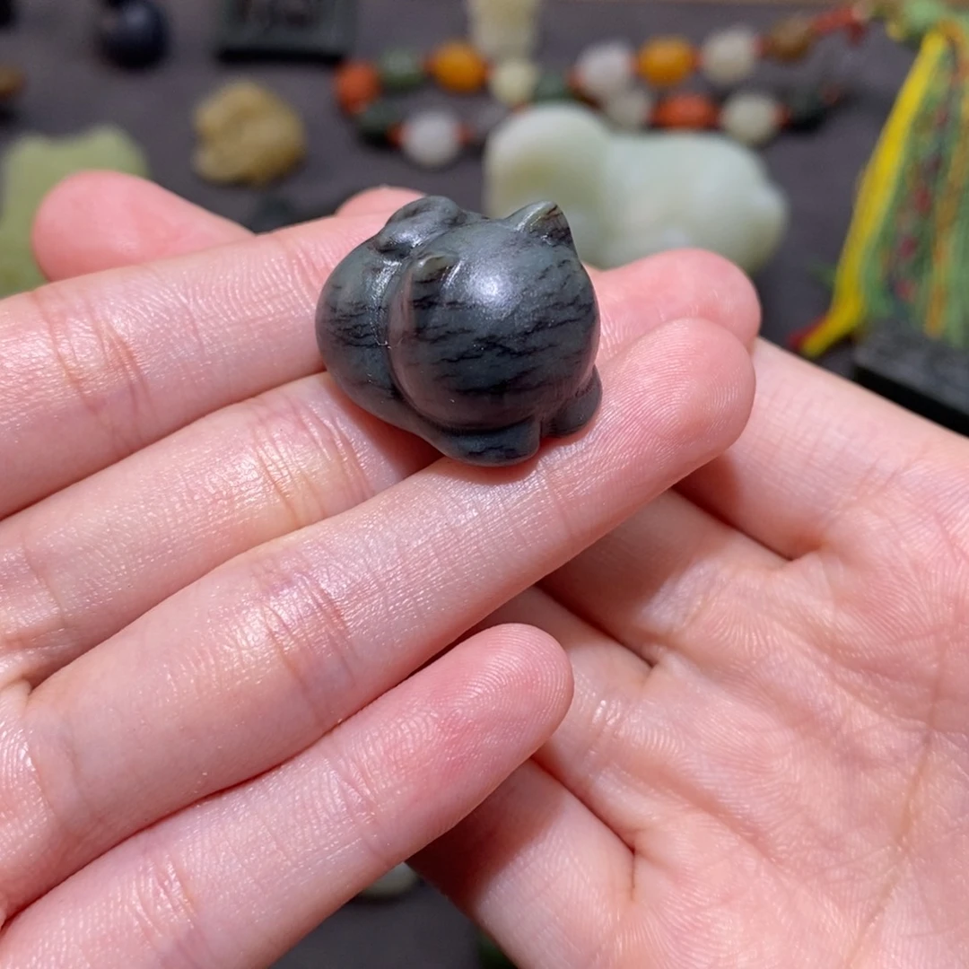 叙***。和田玉未镶嵌颈饰