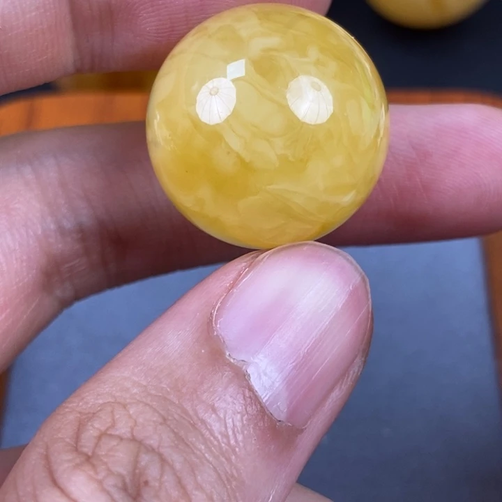 未镶嵌琥珀裸石微瑕127