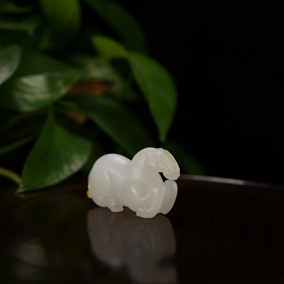 lot8814 25YU110164和田玉且末糖骏马摆件/匡时