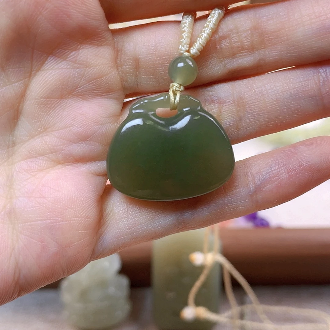 卡***西吊坠(赠链)未镶嵌和田玉