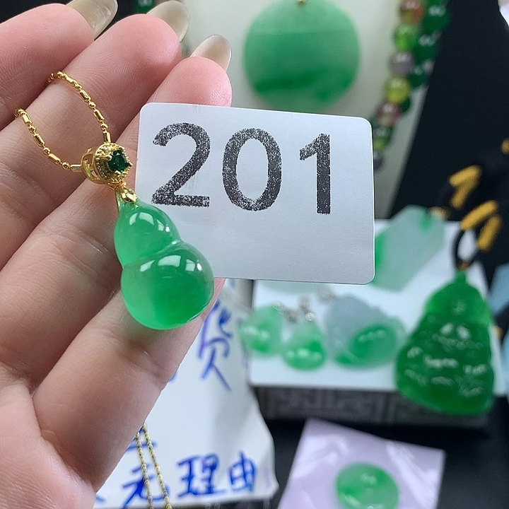 翡翠未镶嵌吊坠(赠链)