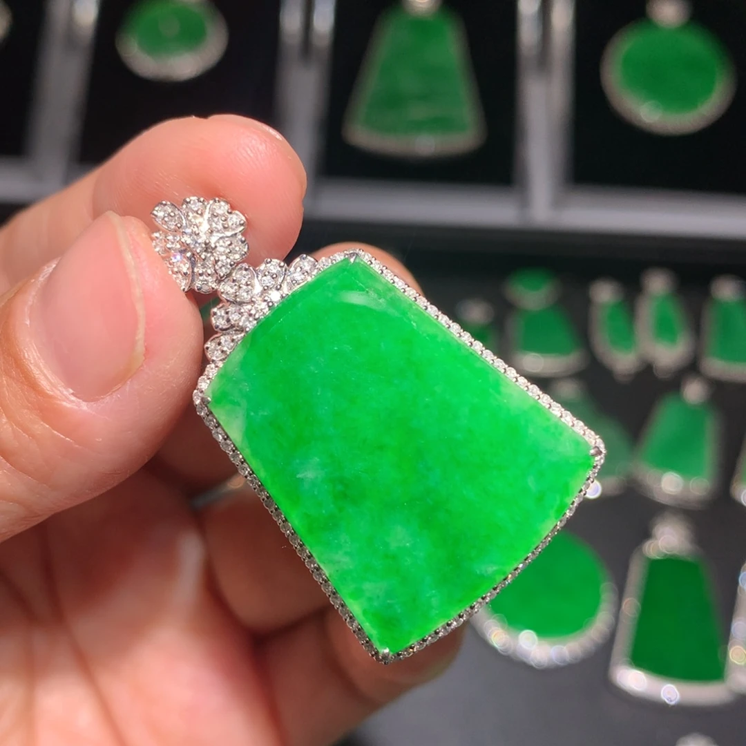 翡翠颈饰18K金镶嵌翡翠