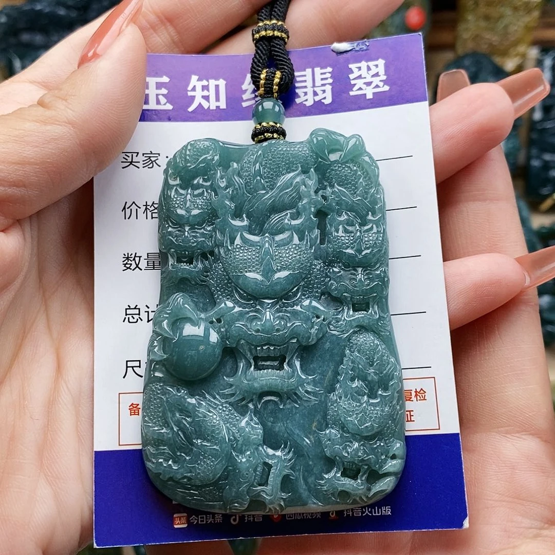 翡翠颈饰未镶嵌九龙护主