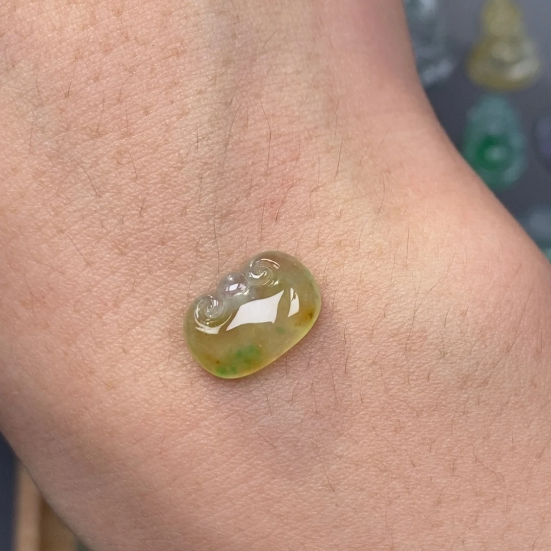 翡翠未镶嵌颈饰如意头