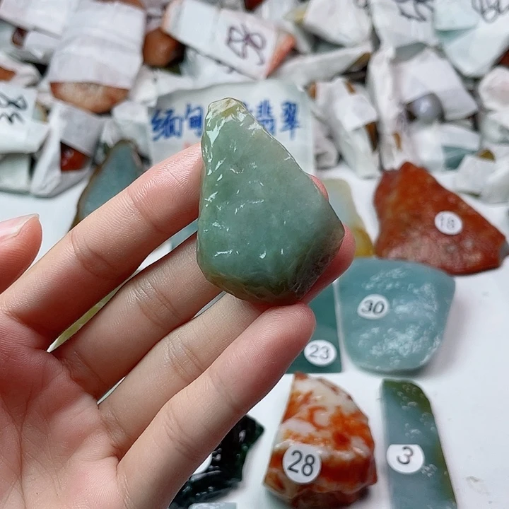 小***哥翡翠未镶嵌颈饰翡翠