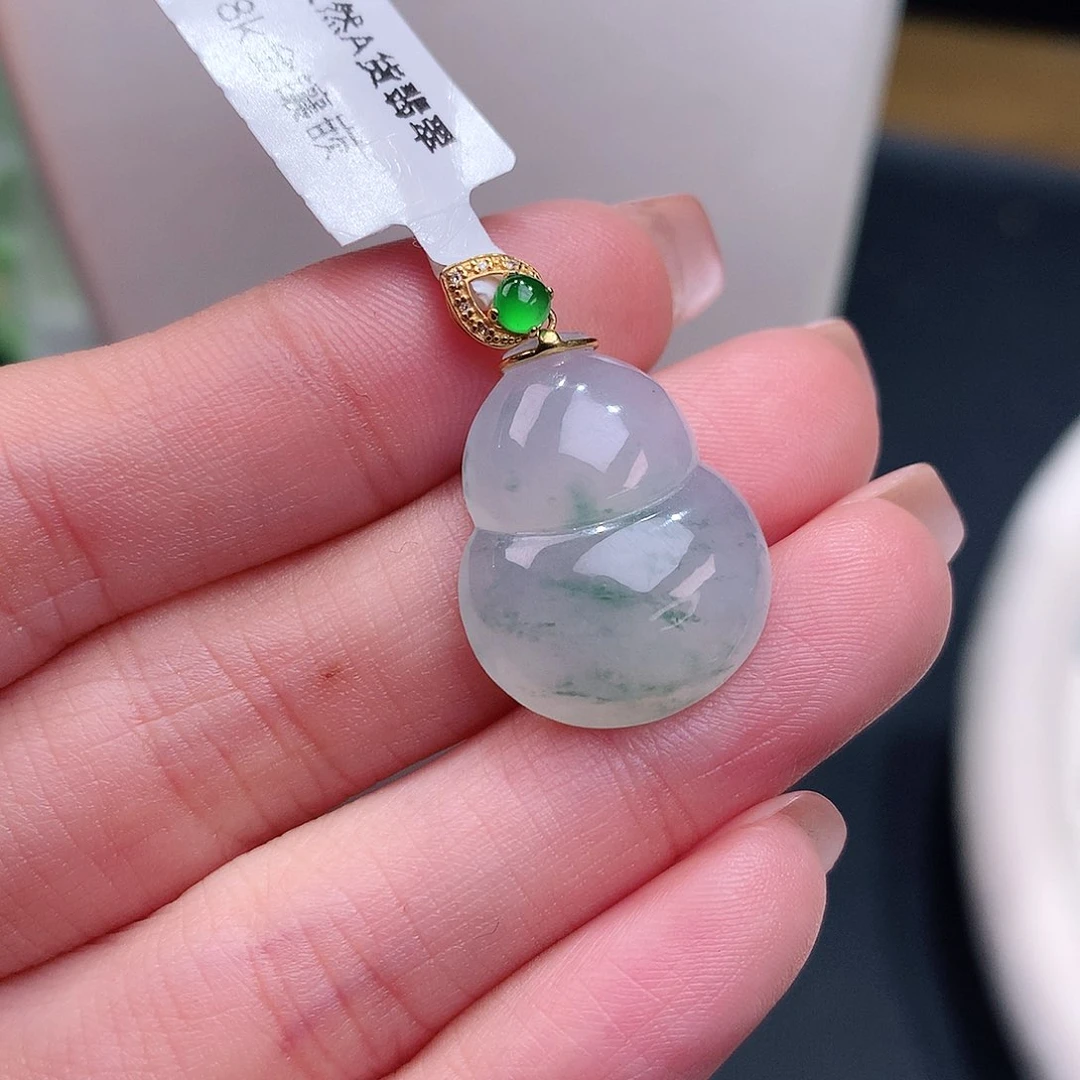 颈饰18K金镶嵌翡翠冰润飘花葫芦