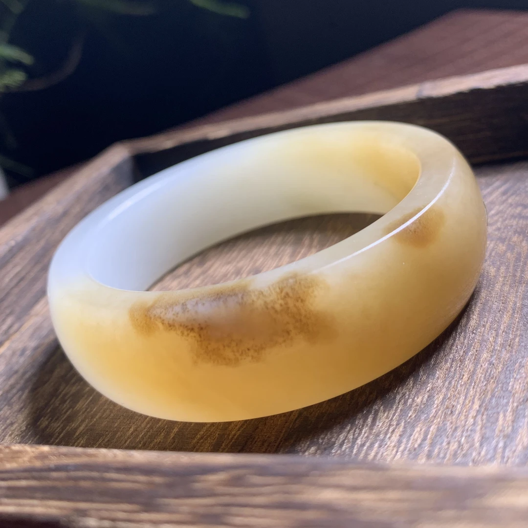 和田玉糖白正装手镯，镯型正装大气，雅致独特，衬得人优雅恰静