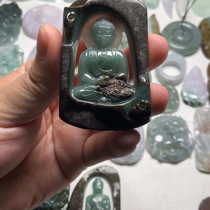 翡翠未镶嵌颈饰大日如来43