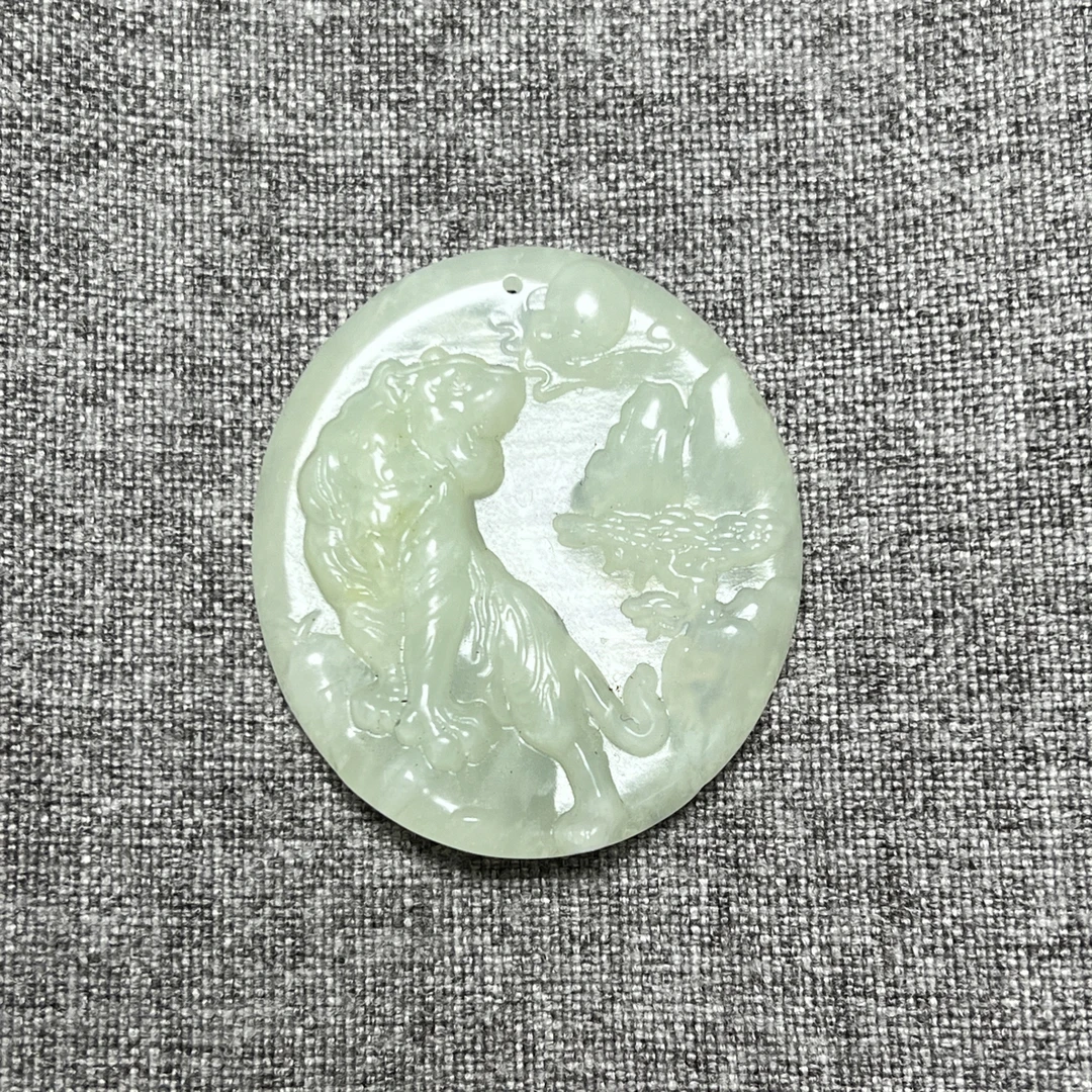 岫玉上山虎吊坠挂件