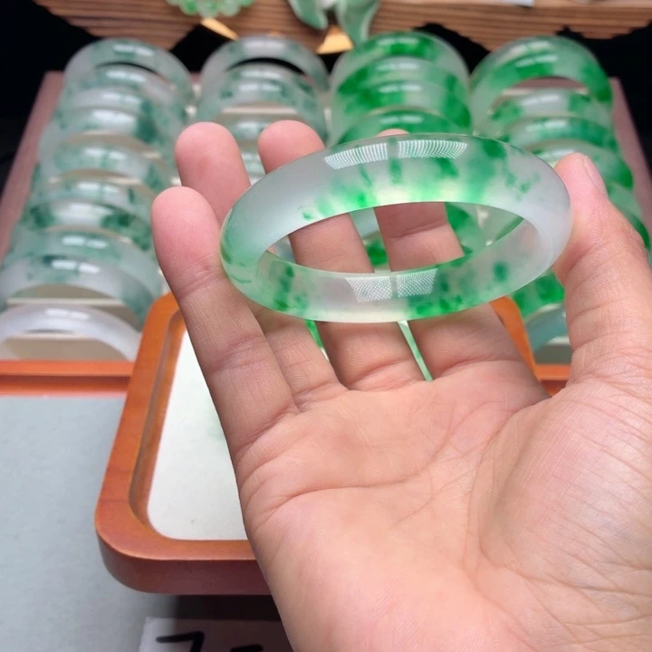 坤***石英质玉未镶嵌手镯