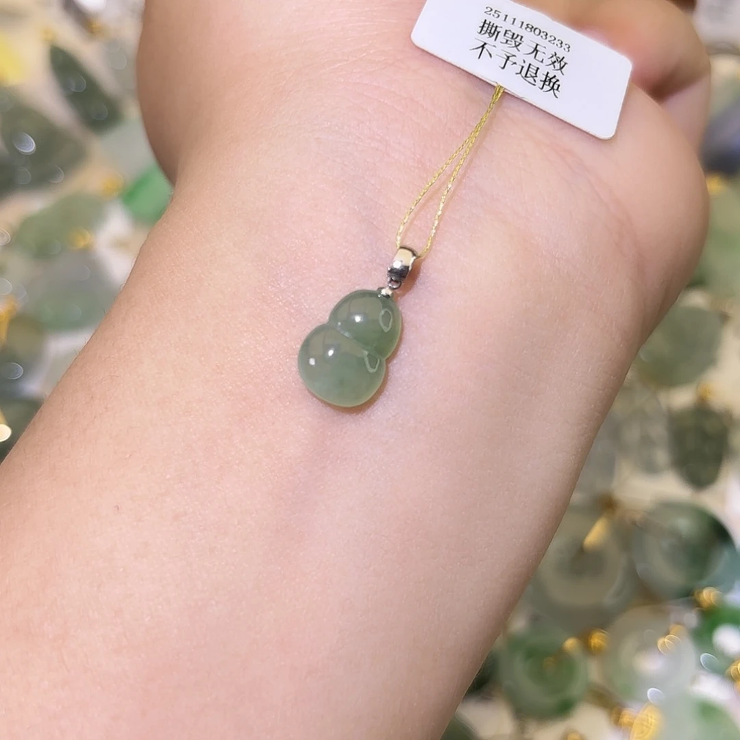 翡翠18K金镶嵌颈饰葫芦