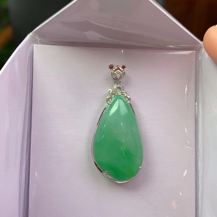 翡翠18K金镶嵌颈饰翡翠