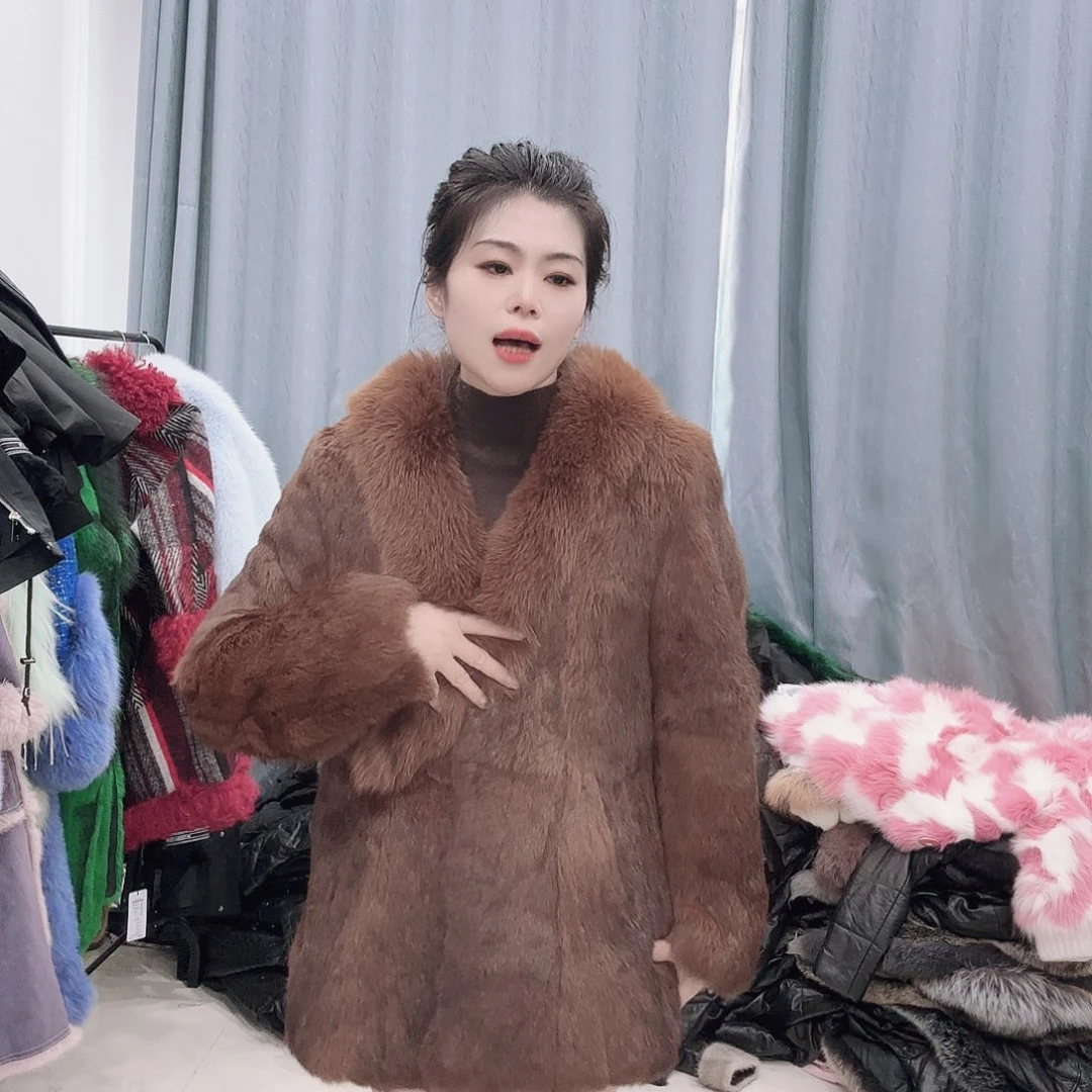 皮草搭配黑色西装