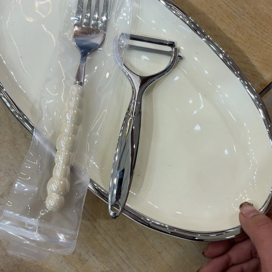 陶瓷我****斗两个米色叉子一个瓜皮