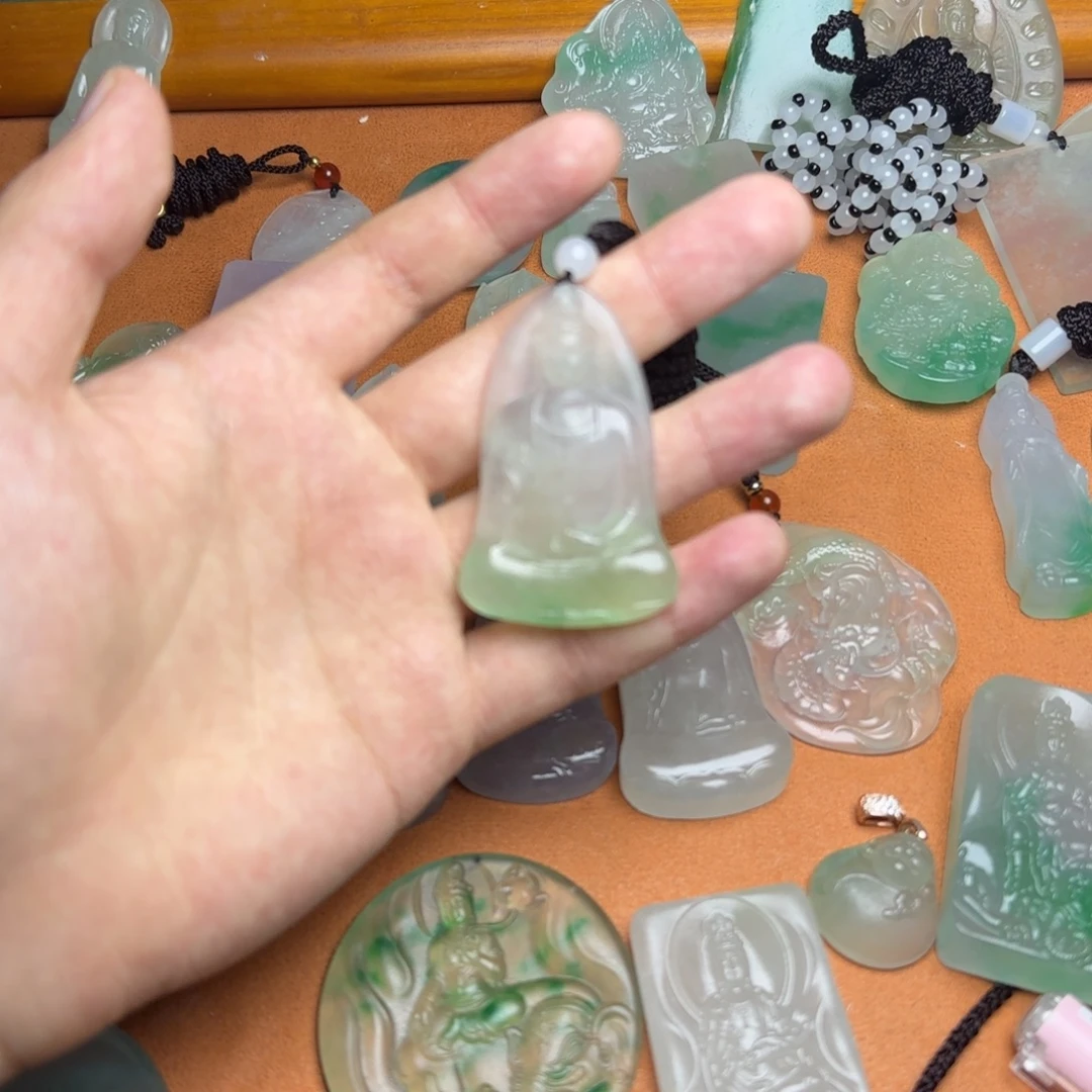 翡翠未镶嵌颈饰观音