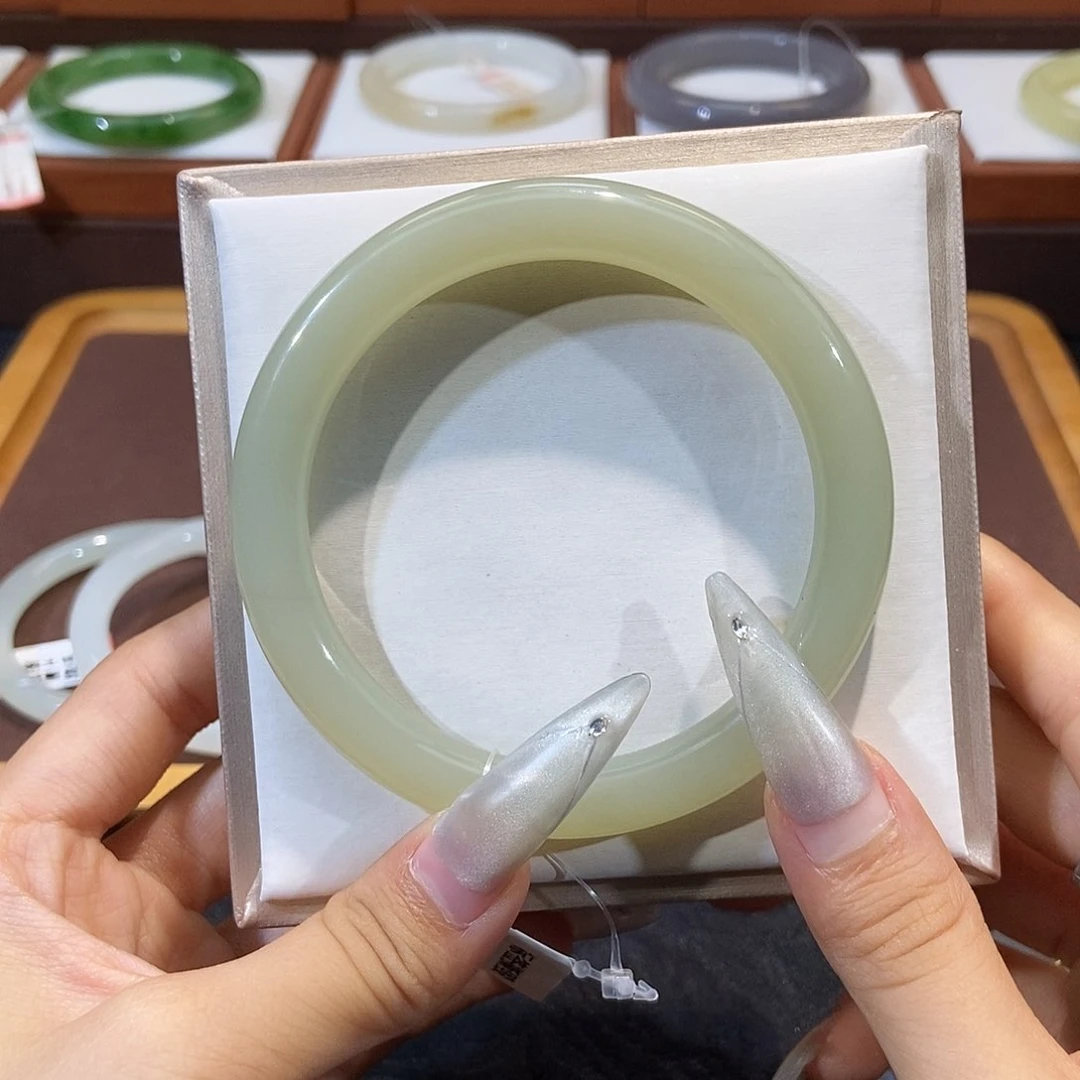 未镶嵌手镯和田玉婷