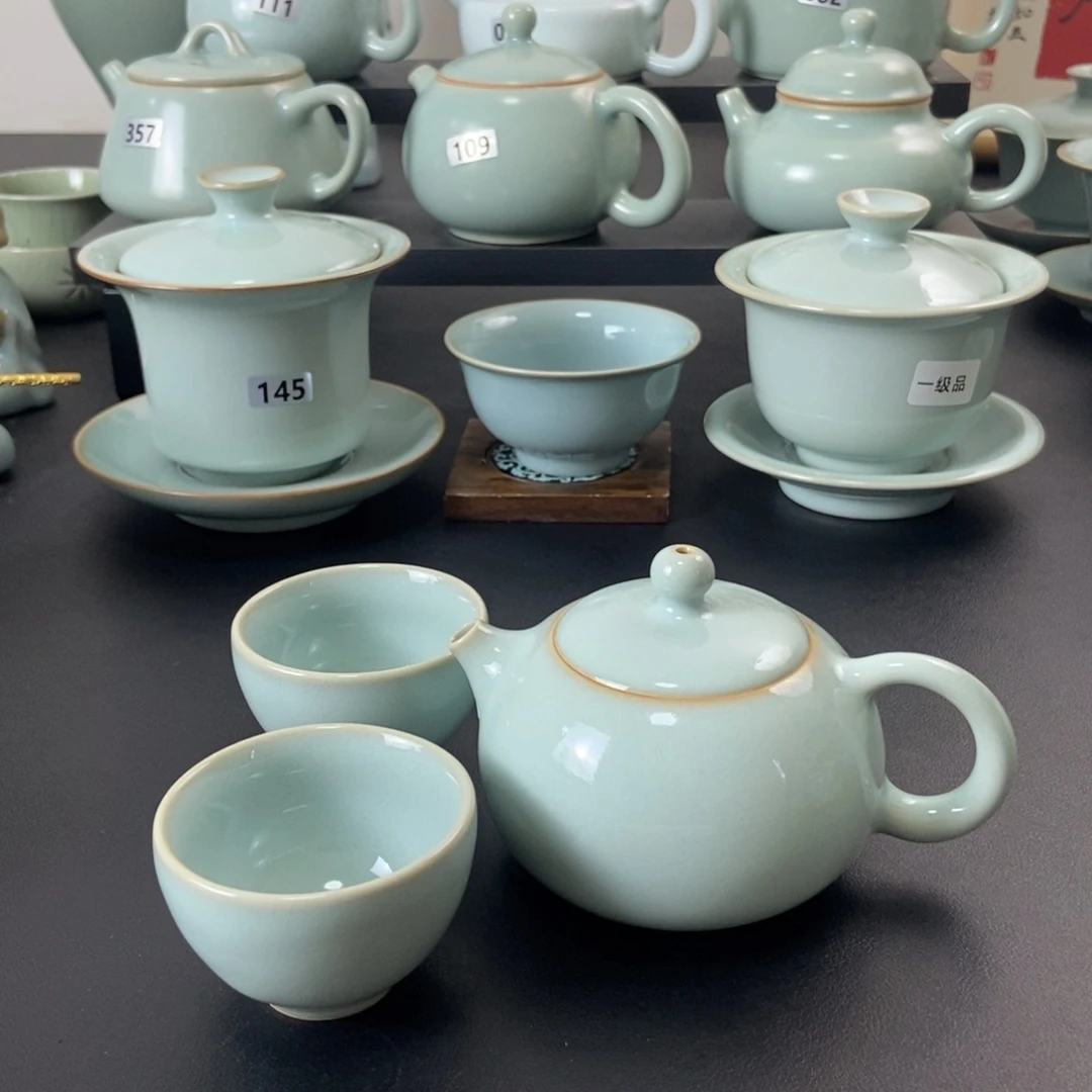 杰***地壶微瑕天青釉西施壶和两只杯子