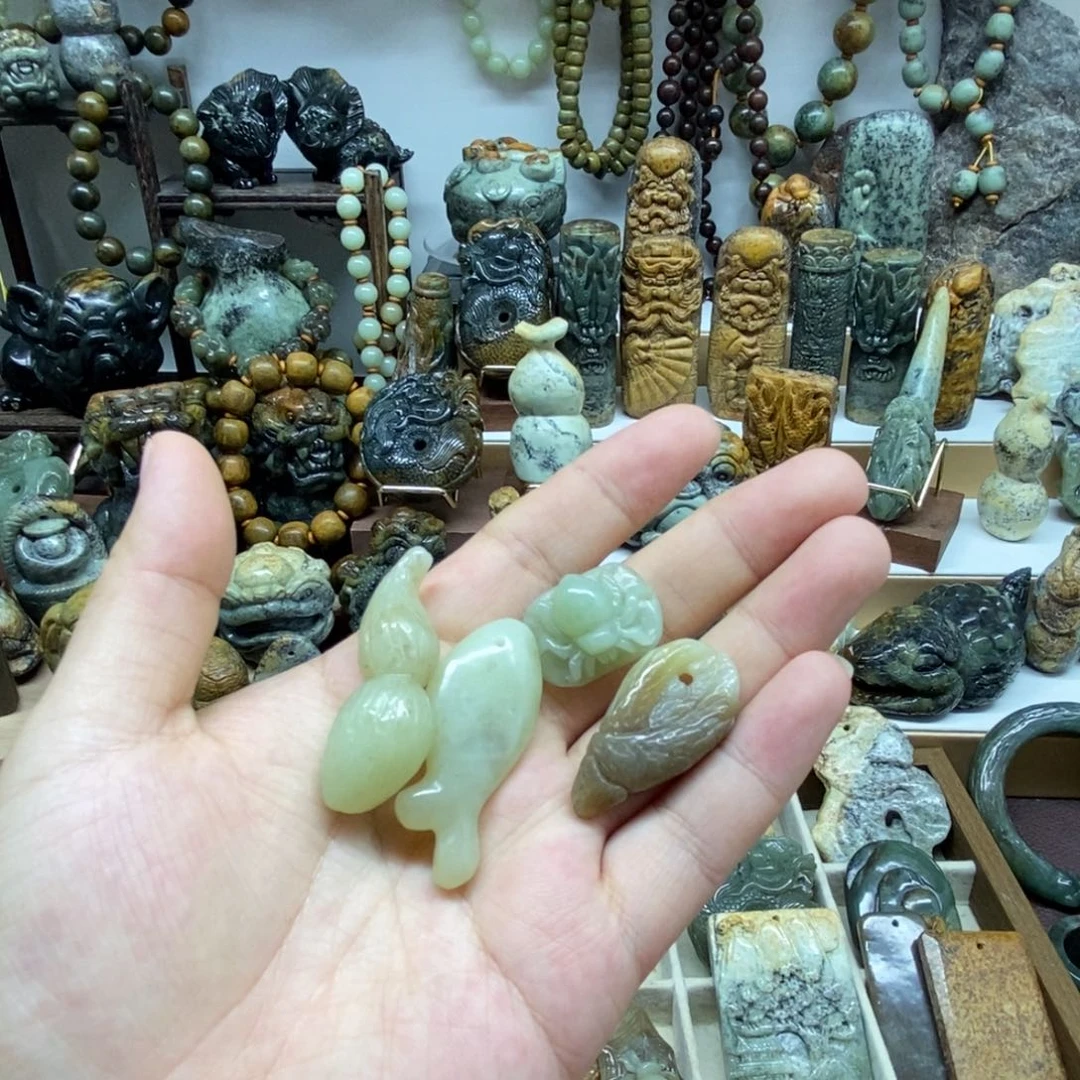 未镶嵌岫岩老玉（透闪石质玉）把件