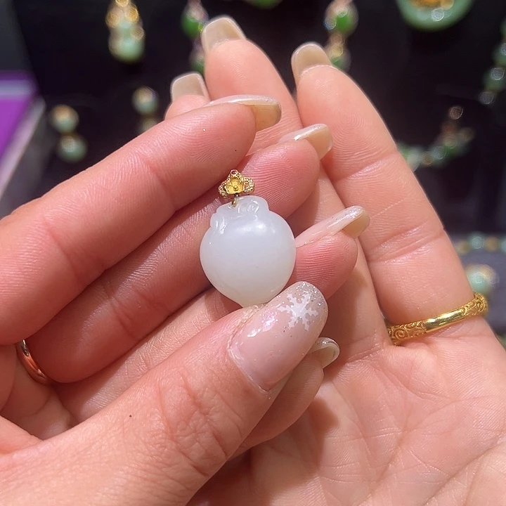 叫***吃和田玉18K金镶嵌颈饰