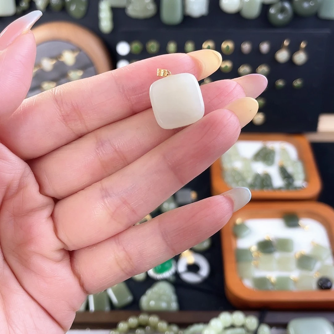 和田玉18K金镶嵌颈饰