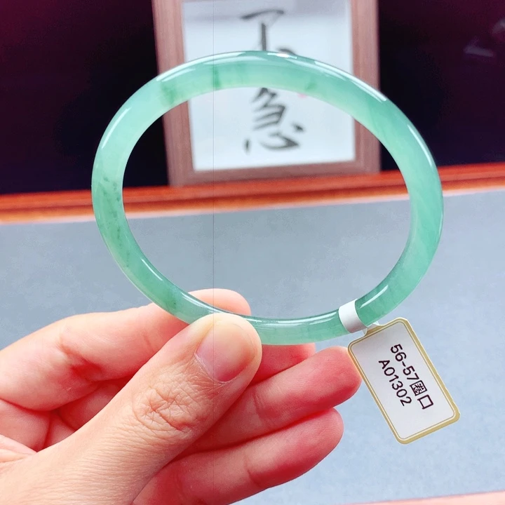 未镶嵌手镯翡翠圆镯