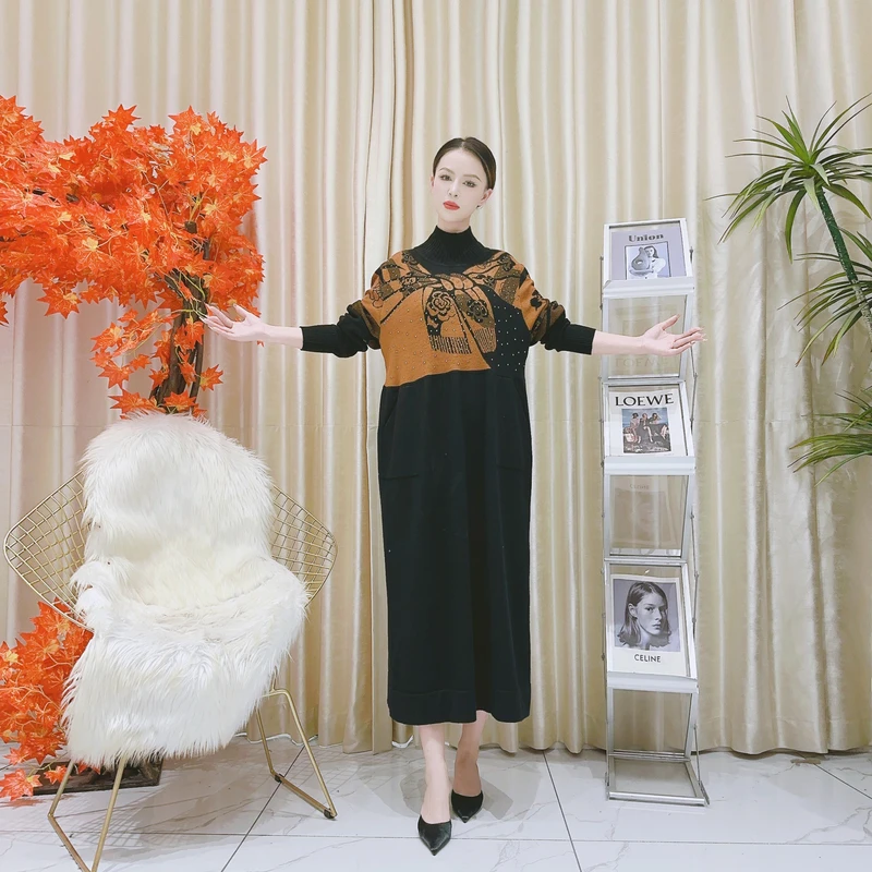 9971黑棕撞色秋冬氛围感烫钻花纹显瘦时尚连衣裙宽松